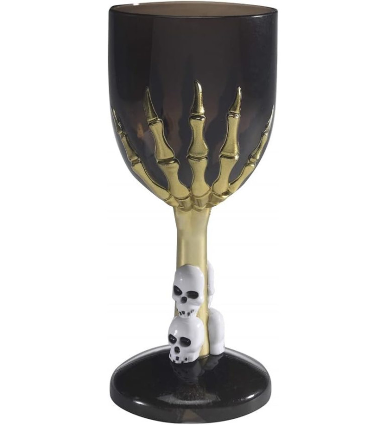 Černá sklenka na víno - ruka kostlivce